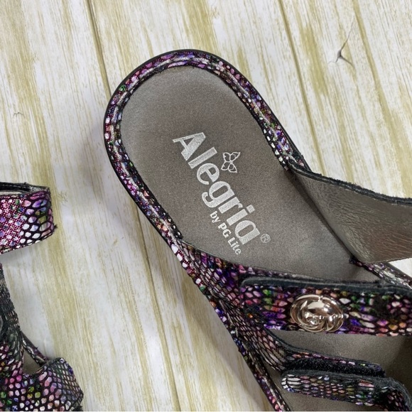 Alegria Loti Embossed Metallic Wedge Leather Sandals - Picture 5 of 10